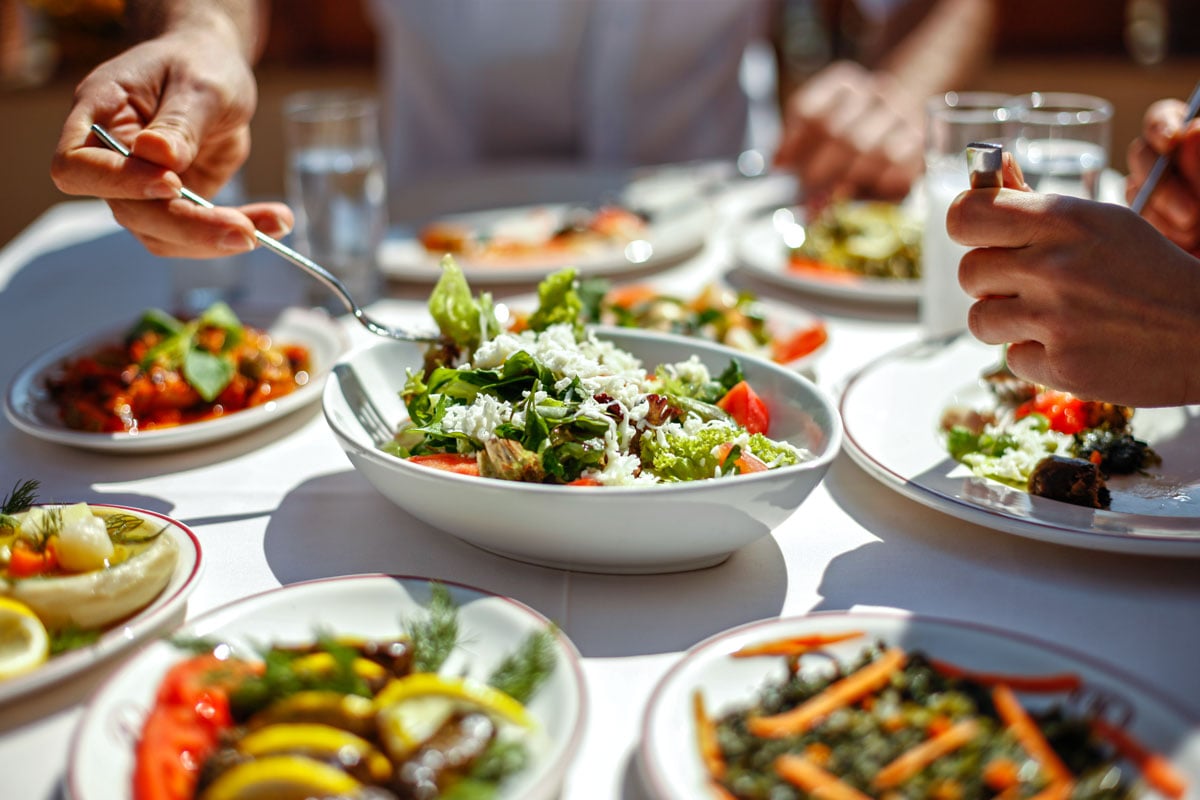 chillmahl-Salat-Essen-iStock-944478708-1200px